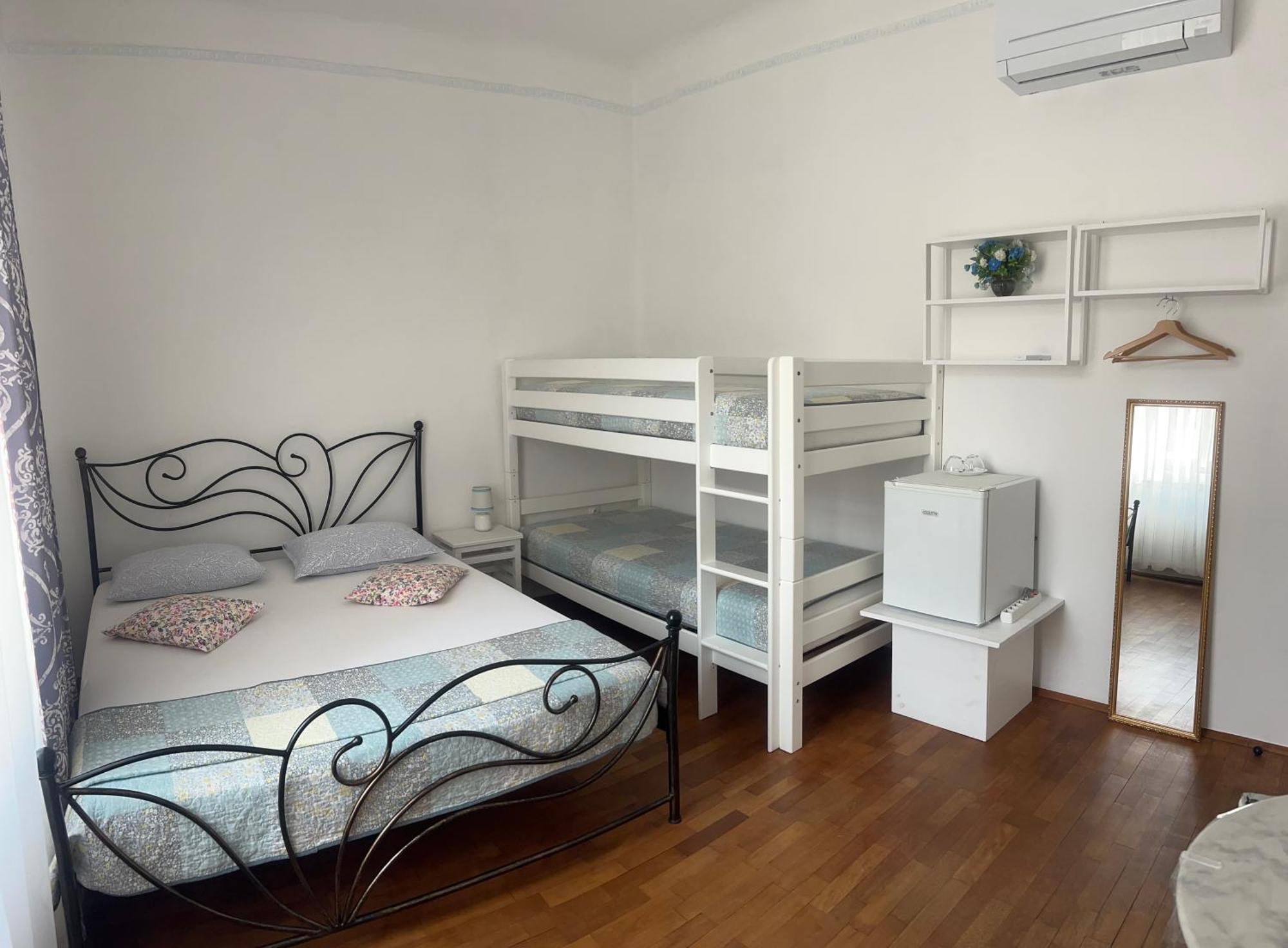Guest House Izola Exterior foto